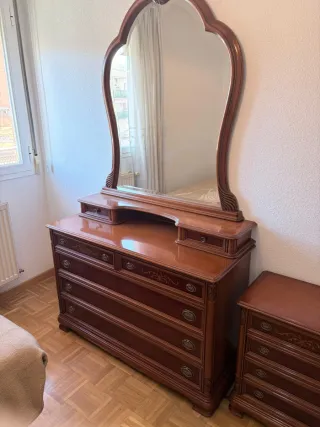 Cómoda de madera con espejo