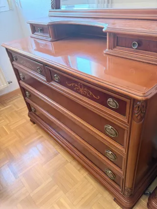 Cómoda de madera con espejo