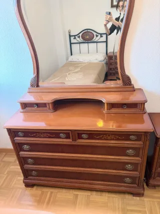 Cómoda de madera con espejo