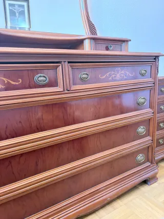 Cómoda de madera con espejo