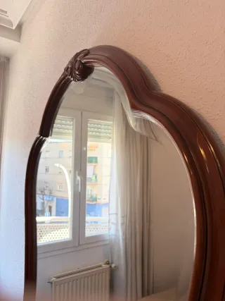 Cómoda de madera con espejo