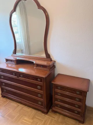 Cómoda de madera con espejo