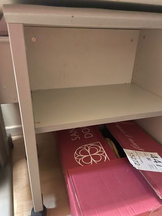 Estantería metálica gris y rosa