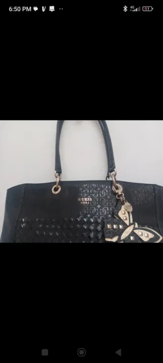 Bolso Guess Negro con Charm Mariposa