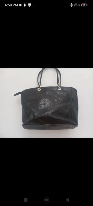 Bolso Guess Negro con Charm Mariposa