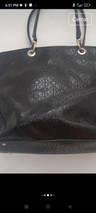 Bolso Guess Negro con Charm Mariposa