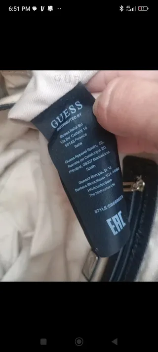 Bolso Guess Negro con Charm Mariposa