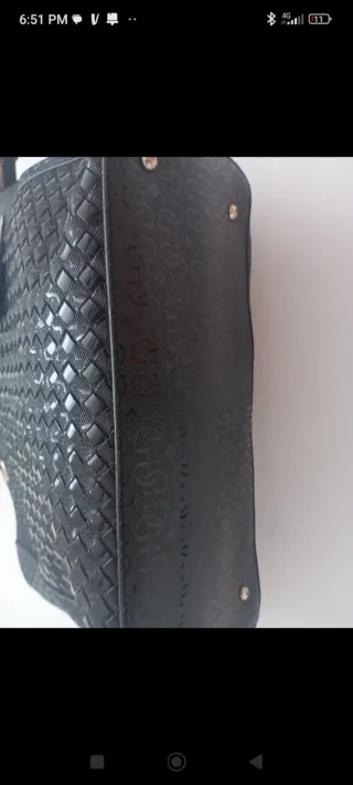 Bolso Guess Negro con Charm Mariposa