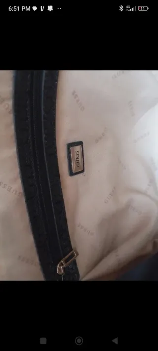 Bolso Guess Negro con Charm Mariposa