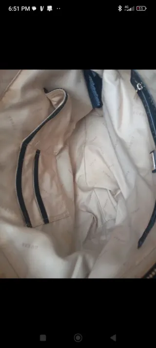 Bolso Guess Negro con Charm Mariposa