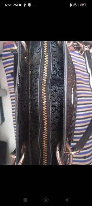 Bolso Guess Negro con Charm Mariposa