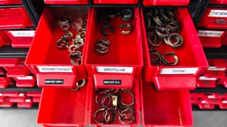 Lote de bombines con entallas organizadas