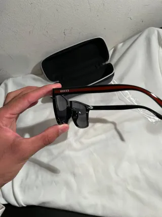 Occhiali da sole Gucci neri e rossi