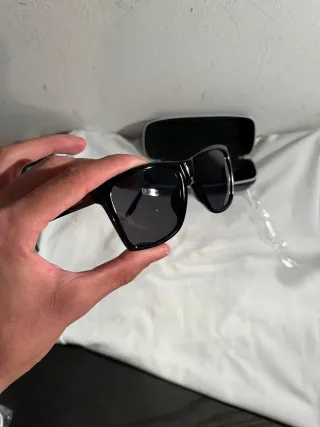 Occhiali da sole Gucci neri e rossi