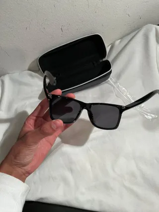 Occhiali da sole Gucci neri e rossi