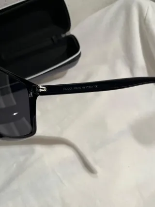 Occhiali da sole Gucci neri e rossi