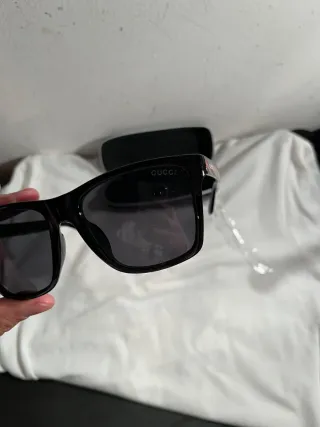 Occhiali da sole Gucci neri e rossi