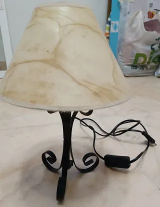 Lámpara de mesa noche metal y papel