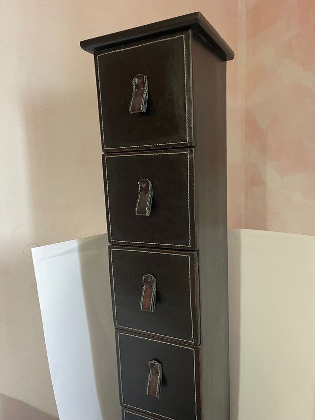 Mueble de cinco cajones