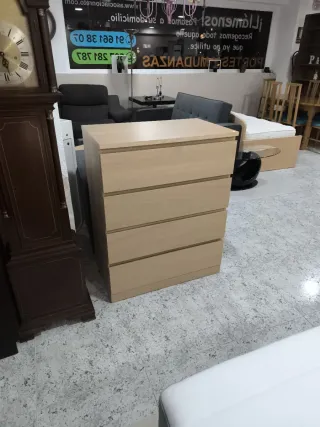 Cama de madera con cajones