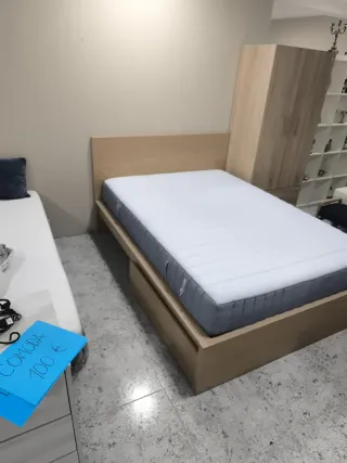 Cama de madera con cajones