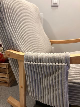 Mecedora cómoda,tela suave.Ventaja: ya montada!