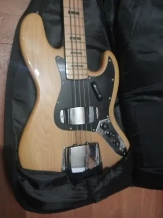 Bajo Sx y funda para bajo Ibanez.