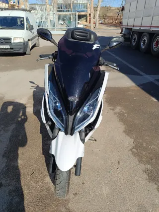 Maxiscooter Blanca Automática