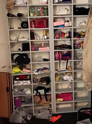 Estantería modular gris y blanca