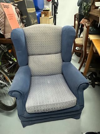 2 sillones orejeros azules