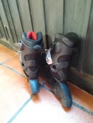 Patines en línea negros.
