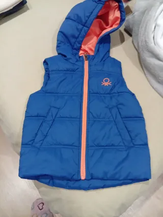 Chaleco niño azul con capucha, talla 2 años