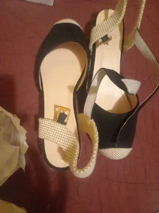 Sandalias cuña baja mujer beige/negro