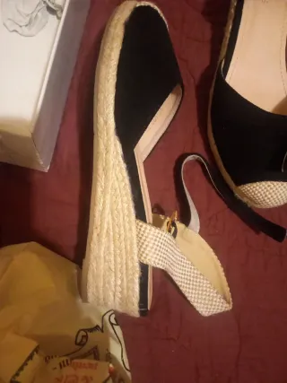 Sandalias cuña baja mujer beige/negro