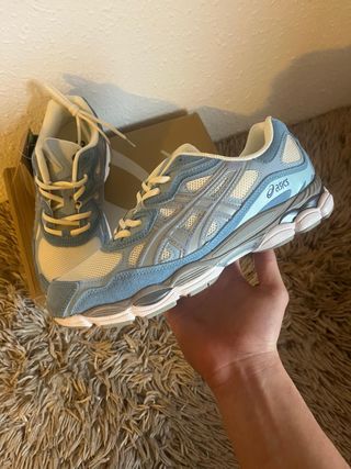 Zapatillas Asics Azules y Blancas