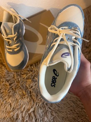 Zapatillas Asics Azules y Blancas