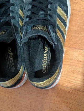 Zapatillas Adidas Busenitz Negras y Doradas