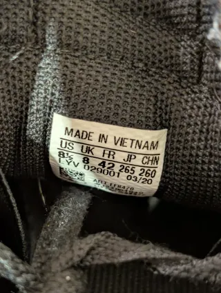 Zapatillas Adidas Busenitz Negras y Doradas