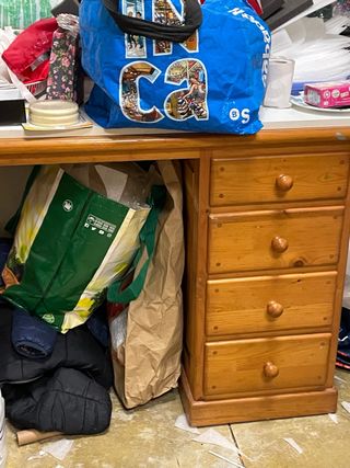 Escritorio de madera con cajones