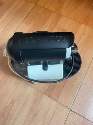 Cafetera Nespresso Negra