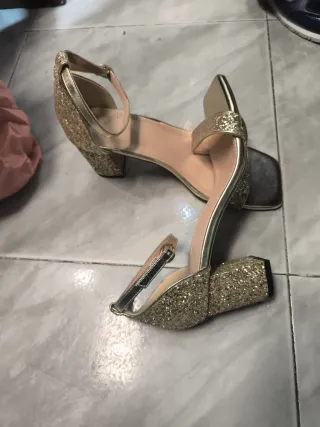 Sandalias doradas y plateadas