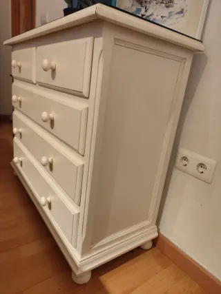 Cómoda de madera maciza blanca con tapa de cristal