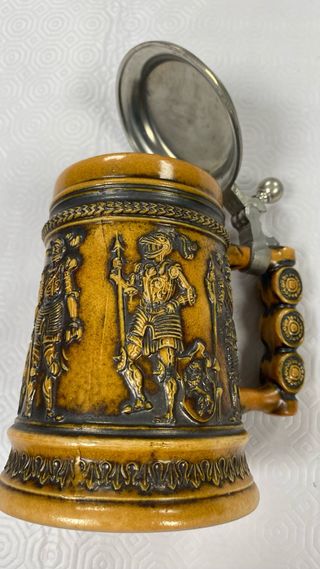 Jarra de cerveza con tapa metálica