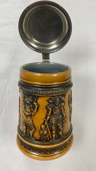 Jarra de cerveza con tapa metálica