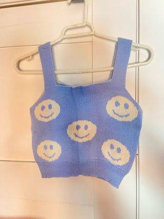 Top de punto con caritas sonrientes