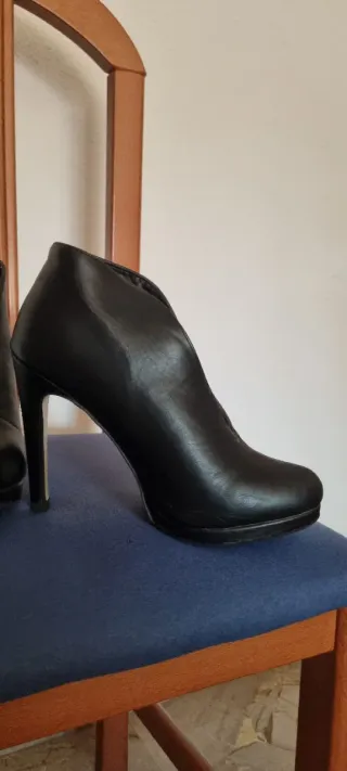 Botines negros tacón con abertura