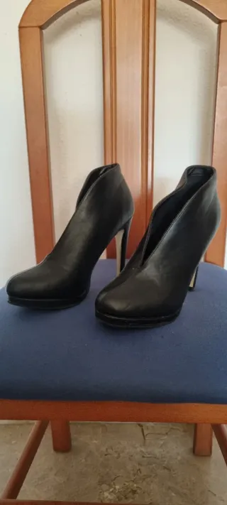 Botines negros tacón con abertura