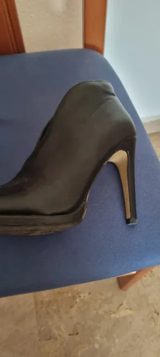 Botines negros tacón con abertura