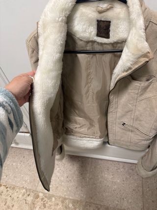 Chaqueta beige con forro de borreguito