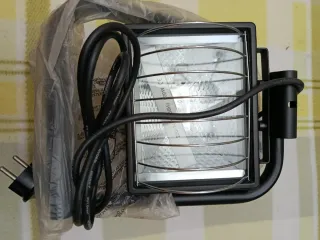 Proyector con protección metálica